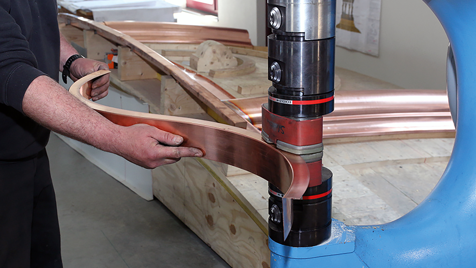 ECKOLD Kraftformer KF 470 bei der Bearbeitung von Kupferprofilen