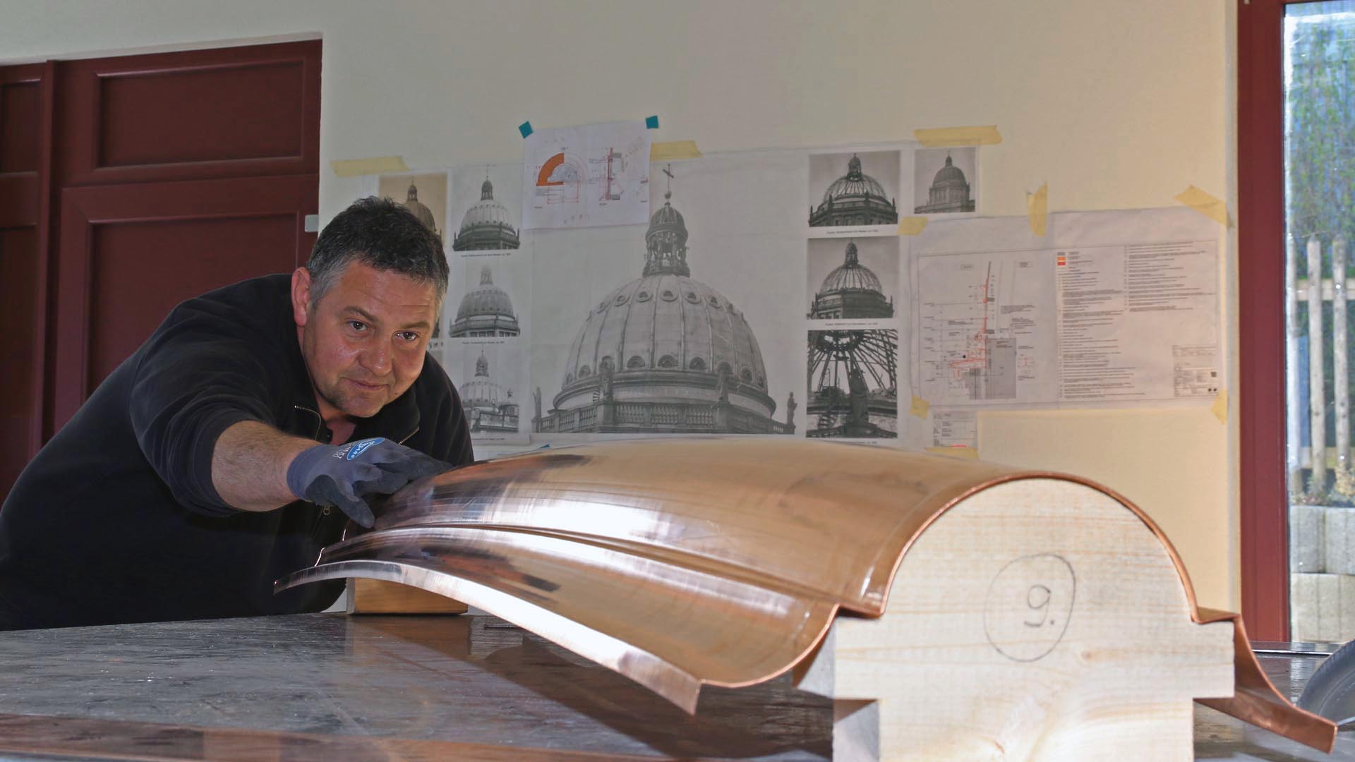 Metallart Taubert aus Greiz - Mitarbeiter kontrolliert Kupferteile für das Stadtschloss Berlin
